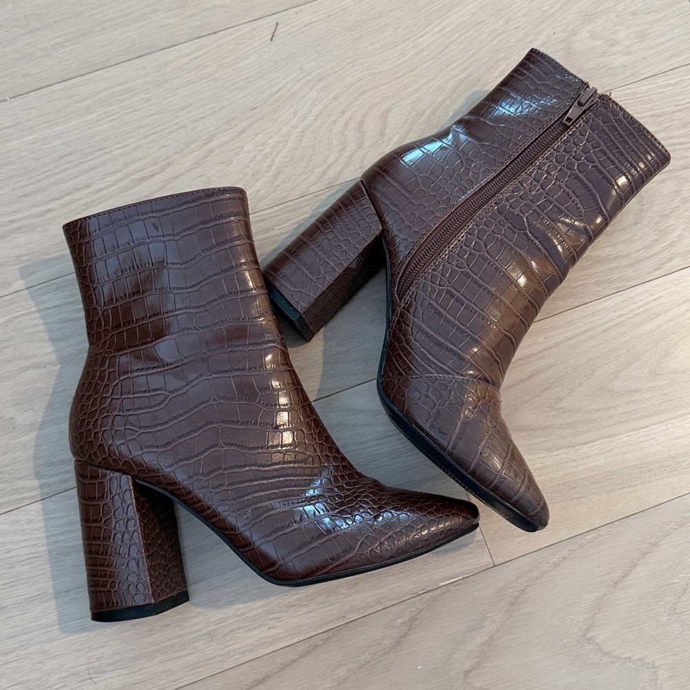 Lulus Brown Croc-Embossed Ankle Boots Size 5.5